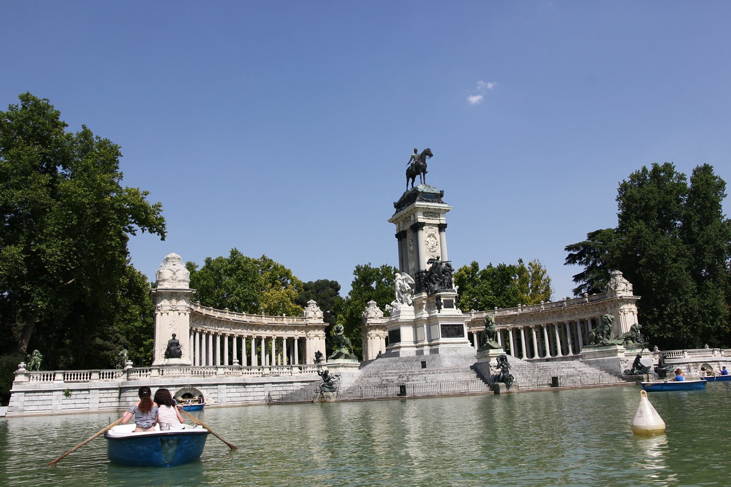 Teens rowing a boat in Buen Retiro Park